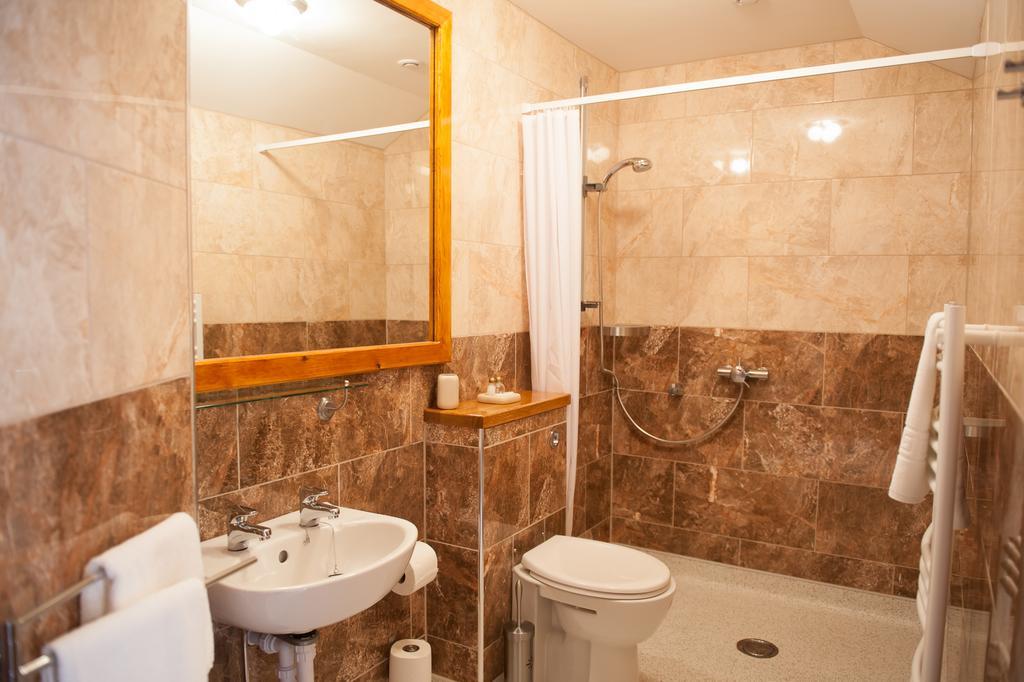 The Little Crown Inn Понтипул Номер фото